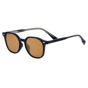 Tr28002 Gafas de sol unisex con montura negra de PC, protección UV400, clase 2, para hombres y mujeres, diseño moderno - Product Image 4