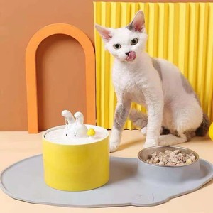 Fuente de agua automática de cerámica para mascotas con forma de conejo y sistema de filtración para gatos y perros - Product Image 5