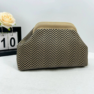 Nuevo bolso de mano tejido a rayas para mujer con logotipo personalizado en muchos colores para ir al trabajo elegante y versátil, bolso de mano tejido con diseño de nubes - Product Image 1