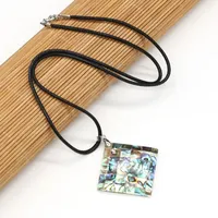 Pendentif en coquille d'ormeau naturelle, forme quadrilatère, collier en corde de cuir avec chaînes, bijoux bouddhistes