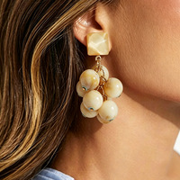 Boucles d'oreilles pendantes pour femmes, style rétro, géométriques, en forme de cube, en perles, en résine acrylique et en lucite, audacieuses, uniques, colorées, motif raisin, élégantes et de niche