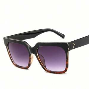 Gafas de Sol Cuadradas de Moda 2021 con Logotipo Personalizado, Montura Grande de Una Pieza, Protección UV400 para Hombre y Mujer - Product Image 3