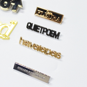 Etiquetas Metálicas Personalizadas Ecológicas en Tono Dorado, Cortadas con Láser, para Abaya, Moda Modesta, Logotipo en Árabe/Inglés, Etiquetas Premium de Aleación de Zinc - Product Image 4