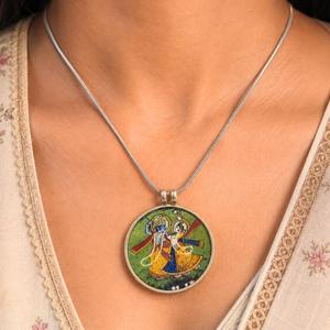 Colgante de Arte Miniatura Tradicional Indio con Diseño de Radha Krishna Bailando en Plata de Ley - Product Image 1