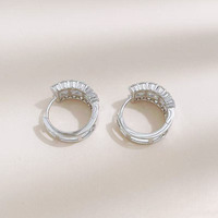 Boucles d'oreilles à clip larges en or blanc 18 carats avec diamants de laboratoire et émeraudes pavées, polyvalentes, élégantes et raffinées