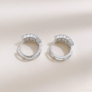 Boucles d'oreilles à clip larges en or blanc 18 carats avec diamants de laboratoire et émeraudes pavées, polyvalentes, élégantes et raffinées - Product Image 2