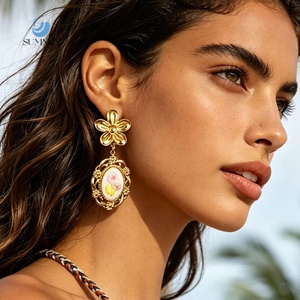SUMMLY - Pendientes Colgantes <span class=keywords><strong>con</strong></span> Bordado Floral Vintage, Chapados en Oro <span class=keywords><strong>de</strong></span> 18K, Acero Inoxidable Hipoalergénico, Pendientes <span class=keywords><strong>de</strong></span> <span class=keywords><strong>Flores</strong></span>, Joyería <span class=keywords><strong>de</strong></span> <span class=keywords><strong>Moda</strong></span> - Product Image 1