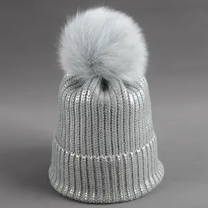 N762 cappelli lavorati a maglia in oro piuttosto rivestiti con cappelli invernali caldi morbidi in lana di pom pom beanie da 16cm