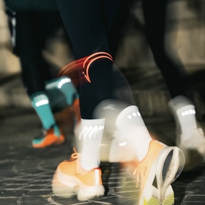 Chaussettes de course personnalisées avec logo réfléchissant, chaussettes de sport de performance pour le cyclisme, chaussettes de compression pour la course sur sentier et le basketball, vente en gros à prix abordable - Product Image 2