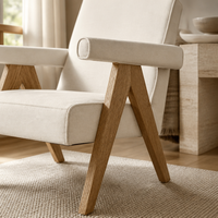 Fauteuil en tissu crème pour projet hôtelier et villa, avec accoudoirs et structure en bois, idéal pour salon, chambre et lecture