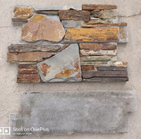 Panneau mural en pierre naturelle d'ardoise jaune paysagère avec surface fendue en ciment, design moderne, utilisation hôtelière, résistant aux acides
