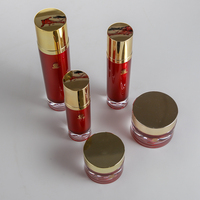 Emballage cosmétique acrylique de luxe 30ml 50ml Pots de crème transparents avec pot intérieur en goutte d'eau rouge Bouchon doré brillant