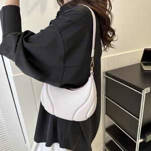 Bolso bandolera de PU para mujer, con cremallera, estilo único, totalmente combinable, bolso de hombro moderno para ir al trabajo. - Product Image 5