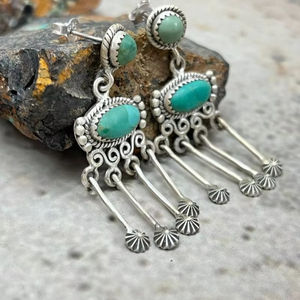 Pendientes Colgantes de Plata de Ley Hechos a Mano con Turquesa Kingman - Product Image 1