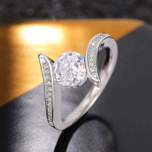 Anello di Fidanzamento Q118 per Donna in Oro Bianco con Diamante Taglio Brillante Rotondo Colore G Naturale e Diamanti Laterali - Product Image 6