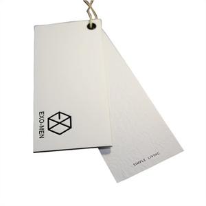 Etiquetas colgantes de lujo personalizadas con logotipo, etiquetas colgantes impresas en caliente para ropa, forma de rollo con borde cortado con láser - Product Image 4