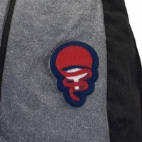 Écusson thermocollant en tissu sergé écologique, brodé avec logo personnalisé, conçu avec soin pour la vente en gros