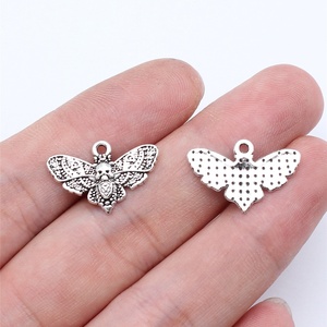 Amuleto de Mariposa Muerta 20x13mm de Aleación de Zinc Plateado Antiguo con Alas de Calavera para Decoración de Altar de Brujería - Product Image 4