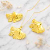 Parure de bijoux tendance pour femme en acier inoxydable plaqué or 18 carats avec pendentif géométrique texturé et boucles d'oreilles clous pour soirée