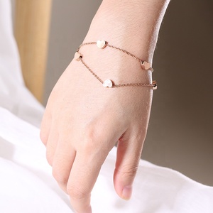 Gioielli da donna <span class=keywords><strong>in</strong></span> acciaio inossidabile placcato <span class=keywords><strong>oro</strong></span> <span class=keywords><strong>rosa</strong></span> con perline a cuore <span class=keywords><strong>cavigliera</strong></span> personalizzata con catena a maglie a doppio strato - Product Image 3