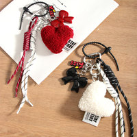 Colgante de Corazón de Felpa con Borla de Cuerda Trenzada, Llavero con Lazo Acrílico Brillante y Letra 'Kiss', Estilo Y2K Urbano, Accesorio para Bolso