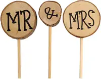 تزيين كعكة من الخشب الطبيعي من Mr and Mrs, للزفاف الريفي الأنيق