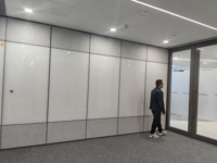 Cloison de séparation moderne pliable sur mesure en stratifié avec cadre en aluminium, insonorisation 38-55 dB, amovible, fixation au plafond, pour bureau et école