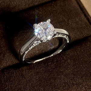 Anello di Fidanzamento da Donna in Oro Bianco con Diamante Taglio Brillante Rotondo Colore D Naturale e Pietre Laterali - Product Image 6