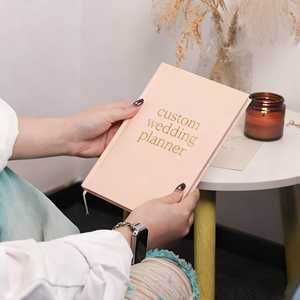 Libro y organizador de Planificador de bodas rosa personalizado, carpeta de lino, regalo de compromiso para parejas recién comprometidas, futuras novias, novios - Product Image 4