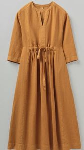 Vestido de mujer de manga larga en color marrón mostaza, corte en A, con cuello mandarín, abertura en V, cintura con cordón ajustable y silueta acampanada. - Product Image 2