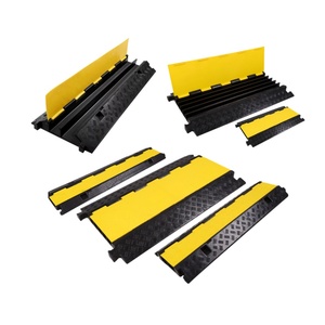 Rampe de protection de câbles professionnelle à 3 canaux, jaune et noire, en caoutchouc robuste, pour la sécurité routière - Product Image 1