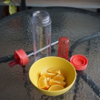 Bouteille de sport 750 ml/25 oz en Tritan cristallin sans BPA, avec couvercle à clapet et paille, anti-fuite, résistante à l'eau bouillante, compatible lave-vaisselle, avec infuseur à thé et fruits