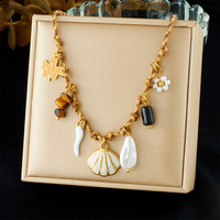 Collar de cadena de bambú de acero inoxidable chapado en oro de la serie Ocean Element con colgante de vida marina de estrella de mar, tortuga y concha para mujer