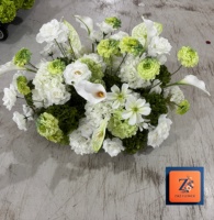 Susunan Bunga Artifisial Sutra+Kain Modern Putih Hijau Calla Lily Ranunculus Mawar Hydrangea 80cm untuk Meja Pernikahan