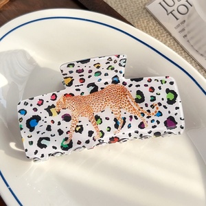 กิ๊บติดผมลายเสือดาว PVC น้ำหนักเบา ดีไซน์หรูหรา คุณภาพสูง กิ๊บหนีบผมสุดหรู สำหรับผู้หญิง เครื่องประดับผมสำหรับงานแต่งงาน - Product Image 6