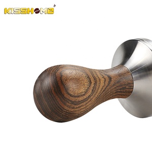 Prensador de Café Personalizado con Base Plana de Acero Inoxidable y Mango de Madera Ecológica de 51mm/53mm/58mm para Máquinas de Café Barista - Product Image 5