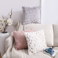 Housse de coussin carrée en peluche moderne à double face avec motif de plumes dorées pour canapé de maison, bureau, style transfrontalier