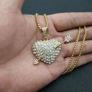 Collier pendentif en acier titane avec diamant taillé en cœur et flèche plaqué or pour un usage quotidien - Product Image 4