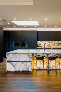 YUSHI Modern lüks doğal taş özelleştirilebilir saydam quarsit mutfak tezgahı Villa otel iç dekorasyon için - Product Image 5