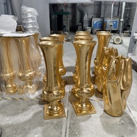 Ensemble de vases dorés pour décoration intérieure, finition brillante, forme trompette, base carrée, grand vase sur pied pour événements de mariage et présentations sur scène
