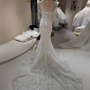 Robe de mariée sirène moderne DW0193 à manches courtes, ornée de perles lourdes, de pampilles, d'une traîne chapelle, avec fleurs, dentelle et cristaux - Product Image 3