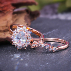 Set di Anelli Abbinati Placcati in Oro Rosa con Zirconi 5A, Gioielli Eleganti e alla Moda per Uso Quotidiano Femminile, Stile Moderno - Product Image 1