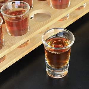 Juego de Vasos de Chupito al por Mayor con Soporte de Bambú para Tequila, Whisky, Brandy, Vodka y Ron - Product Image 5