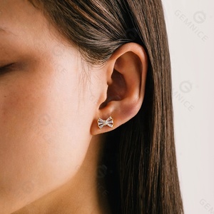 Pendientes de oro de 14 quilates de plata 925 con lazo pequeño de diamante delicado con cristales de baguette pequeños hechos <span class=keywords><strong>a</strong></span> mano de la mano de La Gemnel - Product Image 2