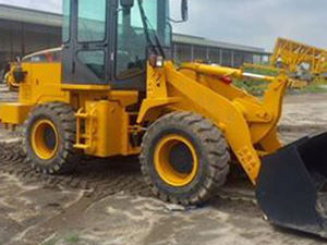 Chargeuse sur pneus compacte 816C avec moteur de 65 kW et godet de 1,0 m³ pour la construction et la manutention de matériaux - Product Image 3