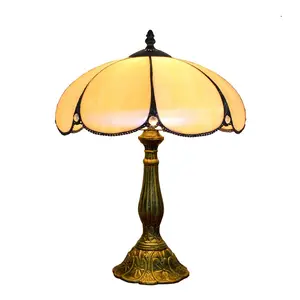 Lámpara de mesa amarilla cálida Simple hecha a mano creativa nórdica Pantalla de Cristal Tiffany dormitorio lámpara de mesita de noche