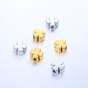 7x7mm ciondolo gioielli fai-da-te inciso in grado di <span class=keywords><strong>Laser</strong></span> che fa accessori distanziatori perline portafortuna in acciaio inossidabile a quattro foglie - Product Image 1