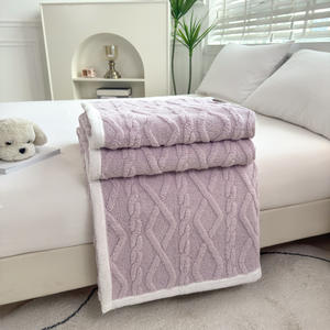 Ropa de cama de lujo de Jacquard tejido acogedor con estampado personalizado, manta de lana de felpa suave con rayas sólidas para uso en cama o sofá en invierno - Product Image 4