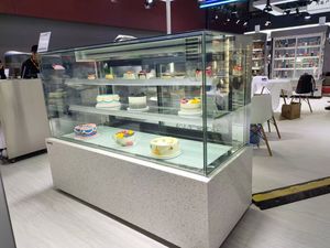 Vetrina Refrigerata per Torte Versione USA 150cm con Vetro Antiappannamento per Uso Commerciale - Product Image 4