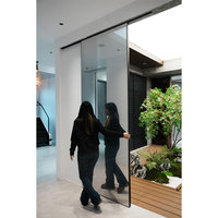 Dernier design de porte coulissante miroir gain de place, système de porte coulissante Ghost haut de gamme à cadre en aluminium moderne, intérieur en verre trempé